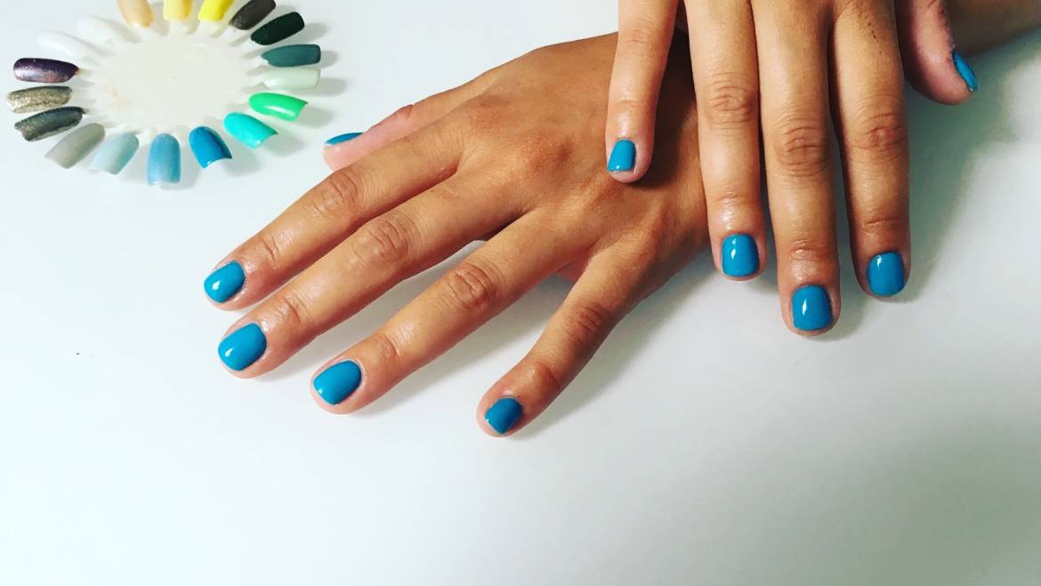 Vernis bleu sur ongles très courts