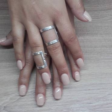 Ongles carrés et beige