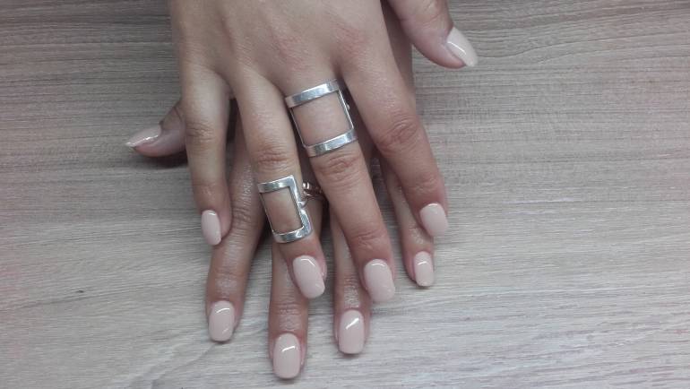 Ongles carrés et beige