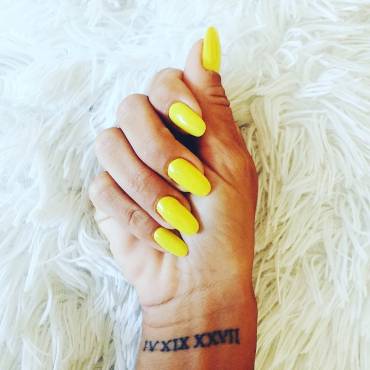 Ongle jaune arrondis sur fond blanc