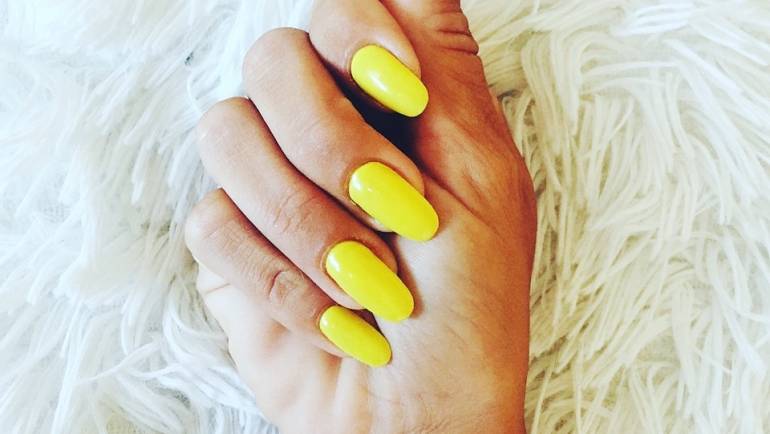 Ongle jaune arrondis sur fond blanc