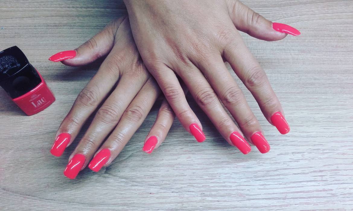 ongles-longs-carres-orange.jpg